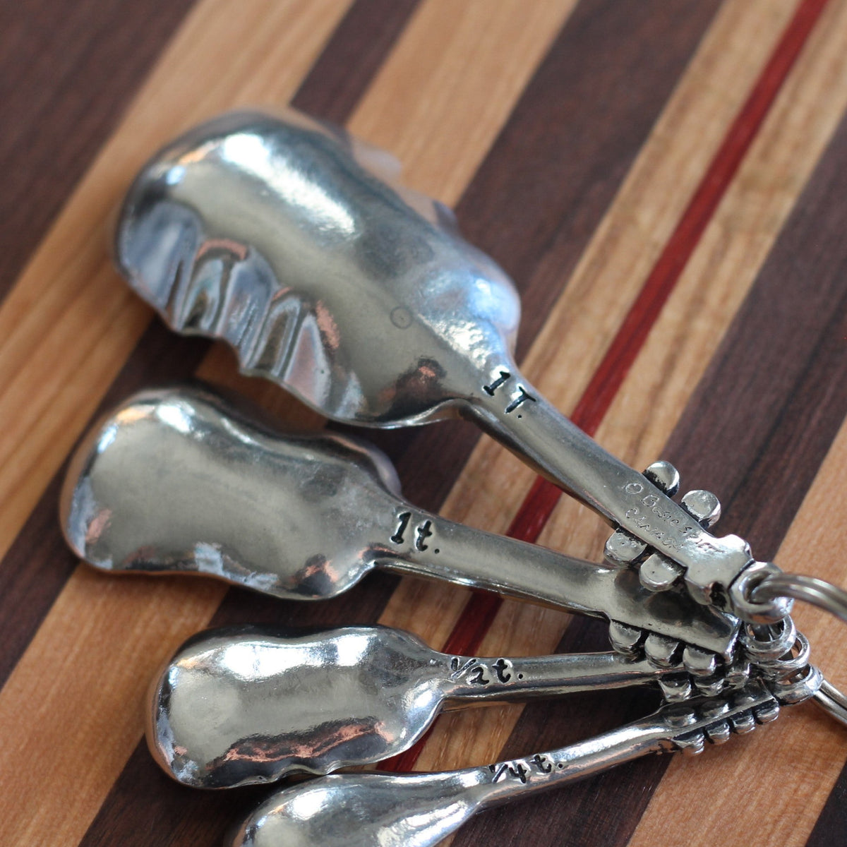 Cuillères doseuses en étain faites à la main avec instruments de mesure