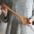 Cuillère ronde en bois faite main avec trous ou fentes