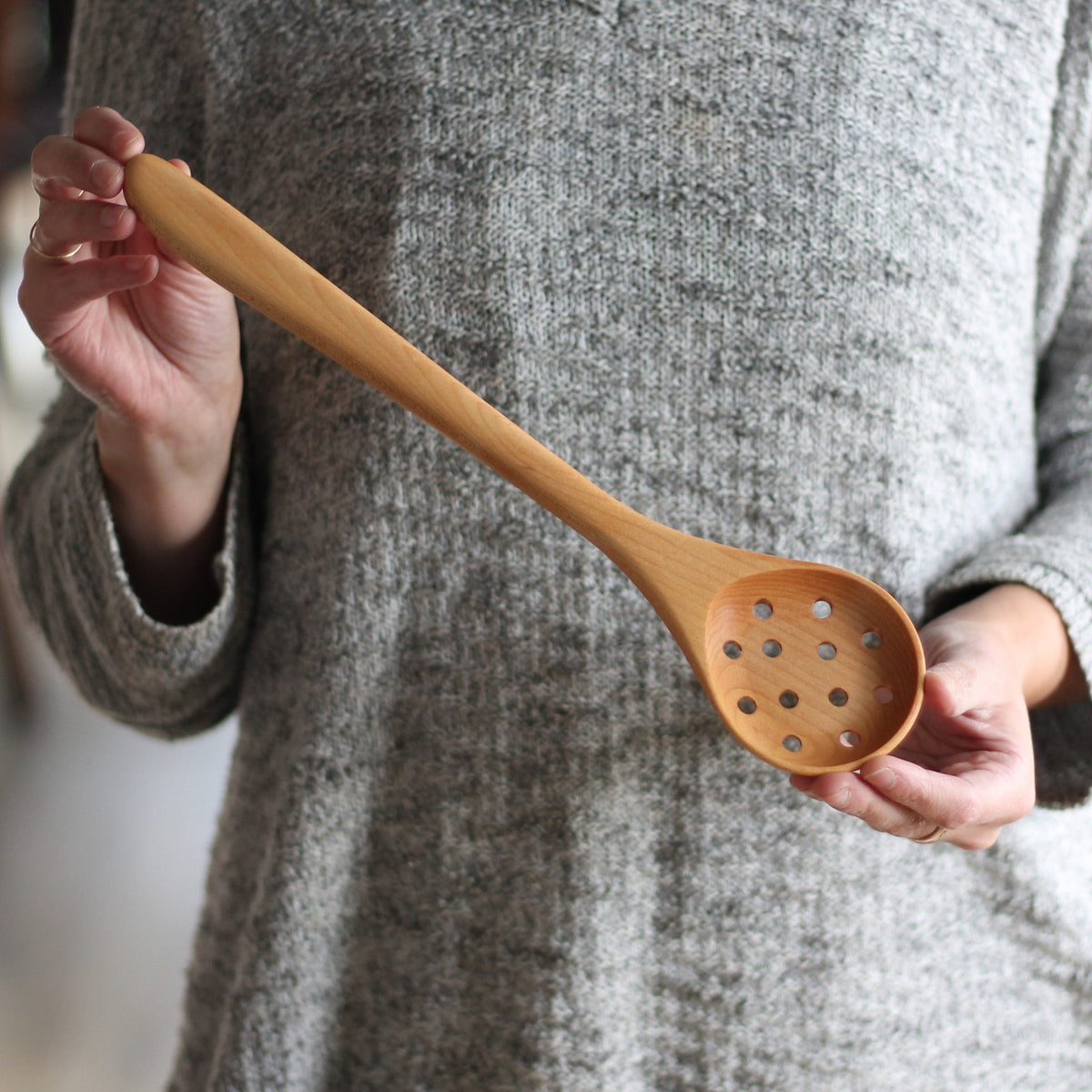 Cuillère ronde en bois faite main avec trous ou fentes