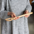 Spatule à crêpes en bois faite à la main avec trou