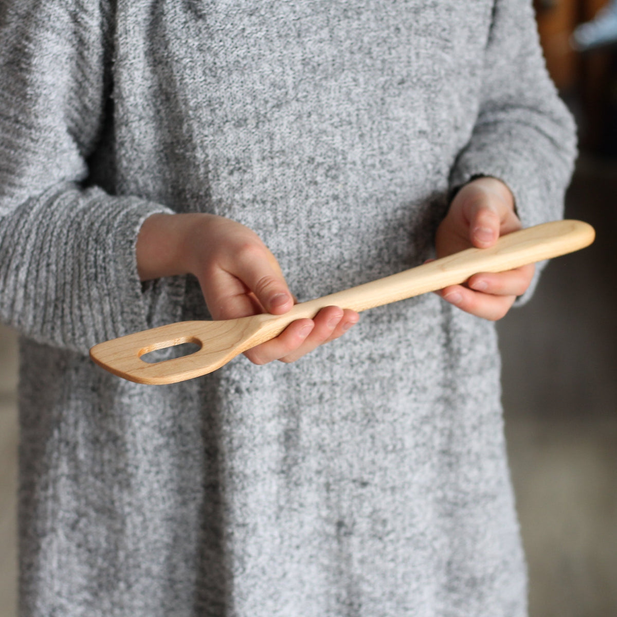 Spatule à crêpes en bois faite à la main avec trou