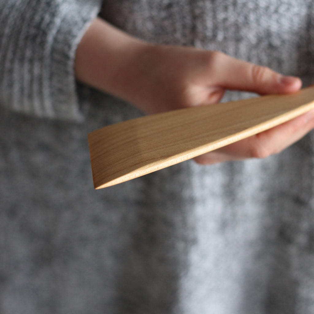 Spatule en bois fine et grande faite à la main