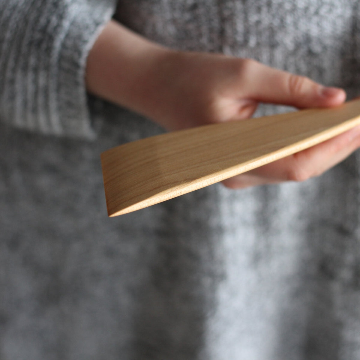 Spatule en bois fine et grande faite à la main