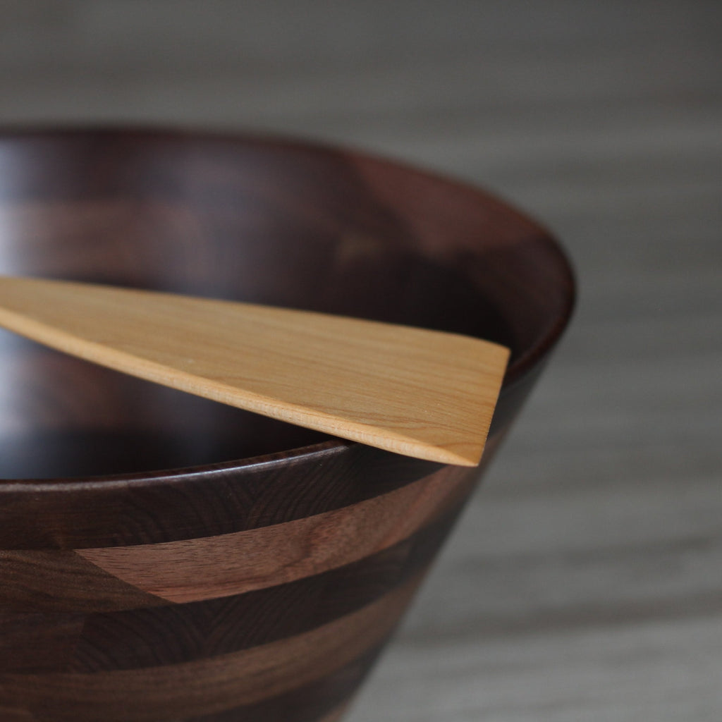 Spatule en bois fine et grande faite à la main