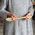 Cuillère ovale en bois faite à la main avec des trous