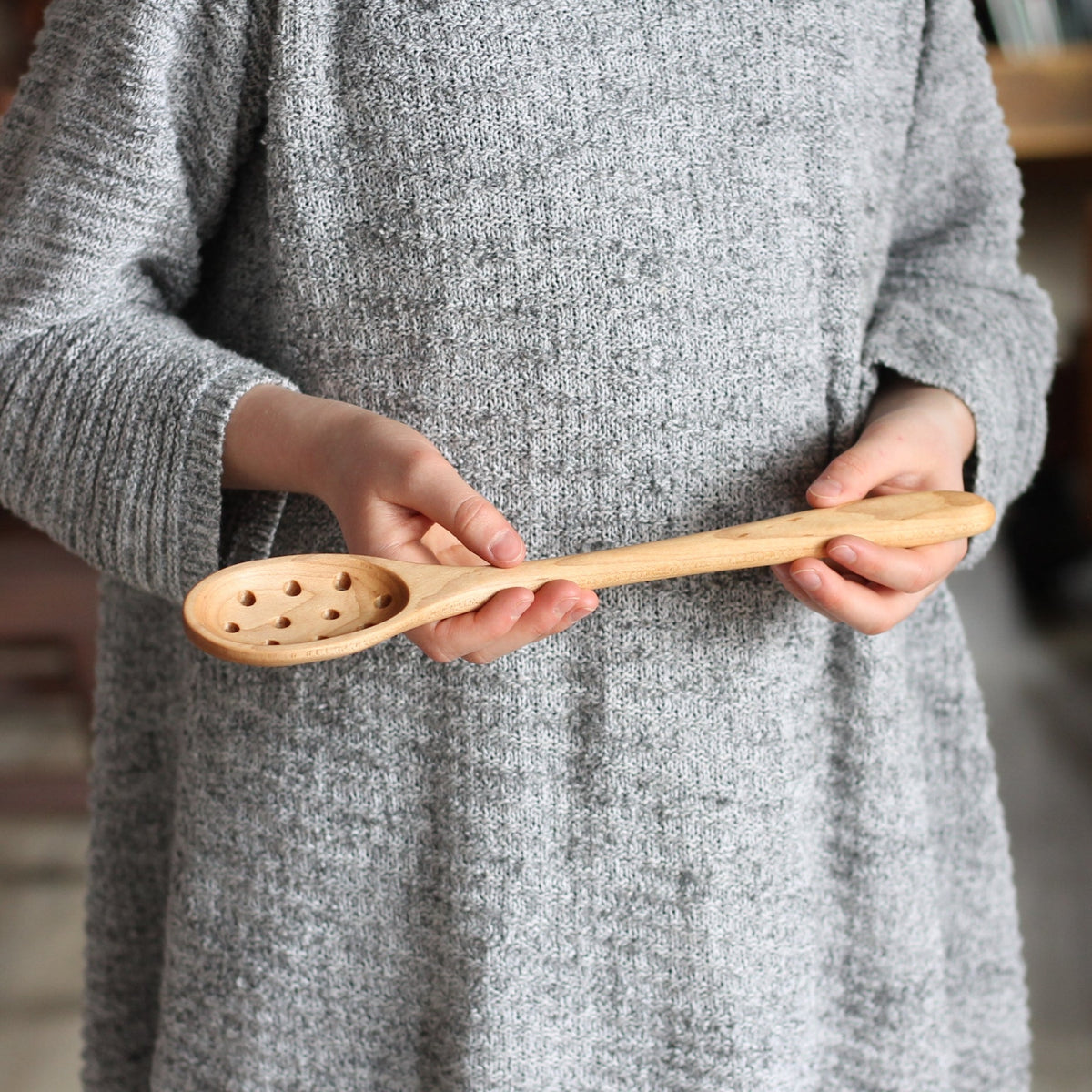 Cuillère ovale en bois faite à la main avec des trous