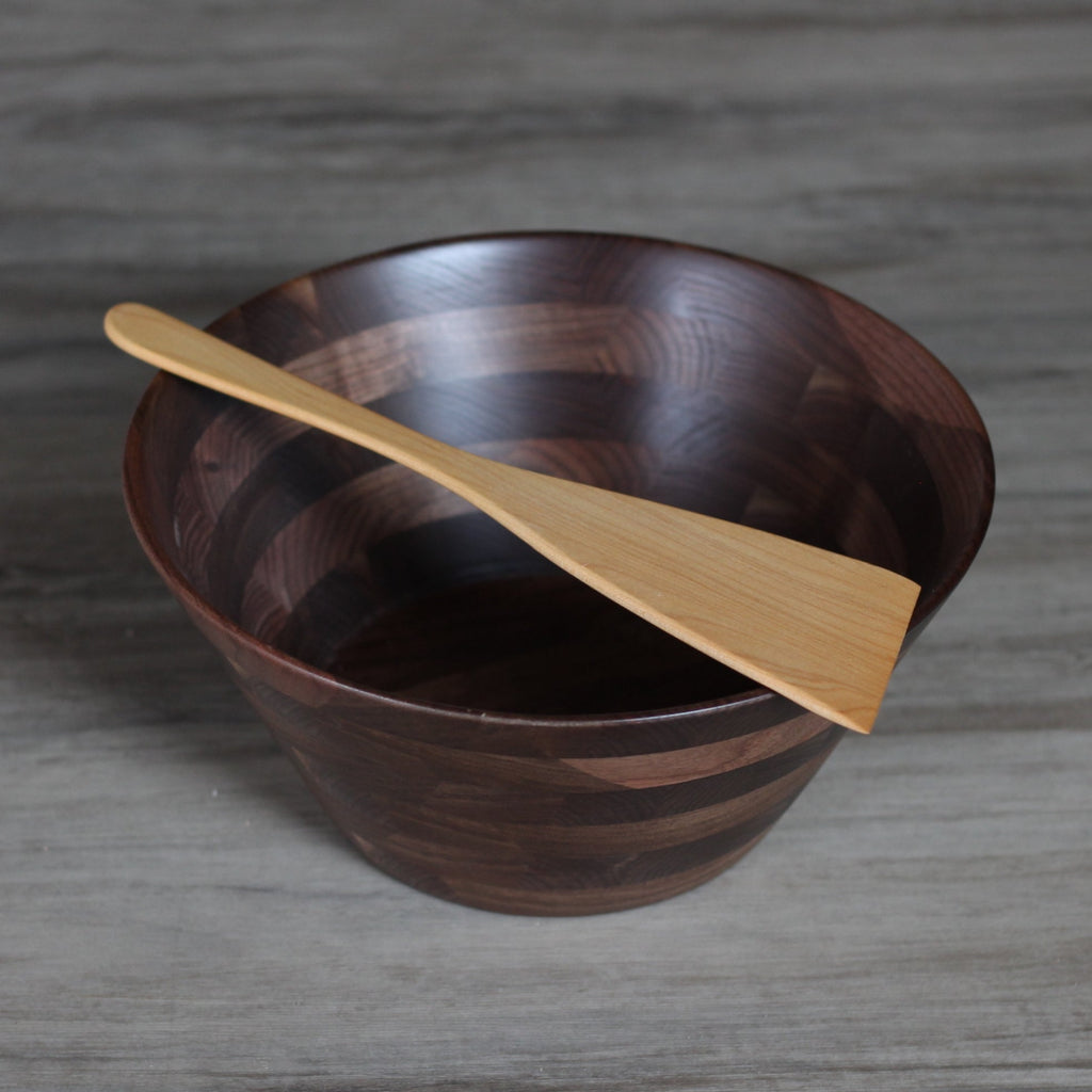 Spatule en bois fine et grande faite à la main