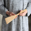 Spatule en bois fine et grande faite à la main