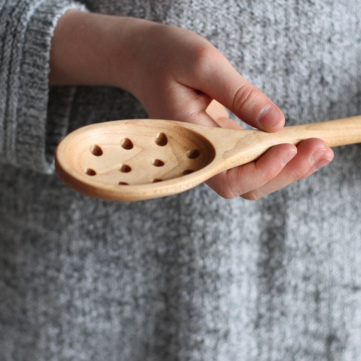 Cuillère ovale en bois faite à la main avec des trous
