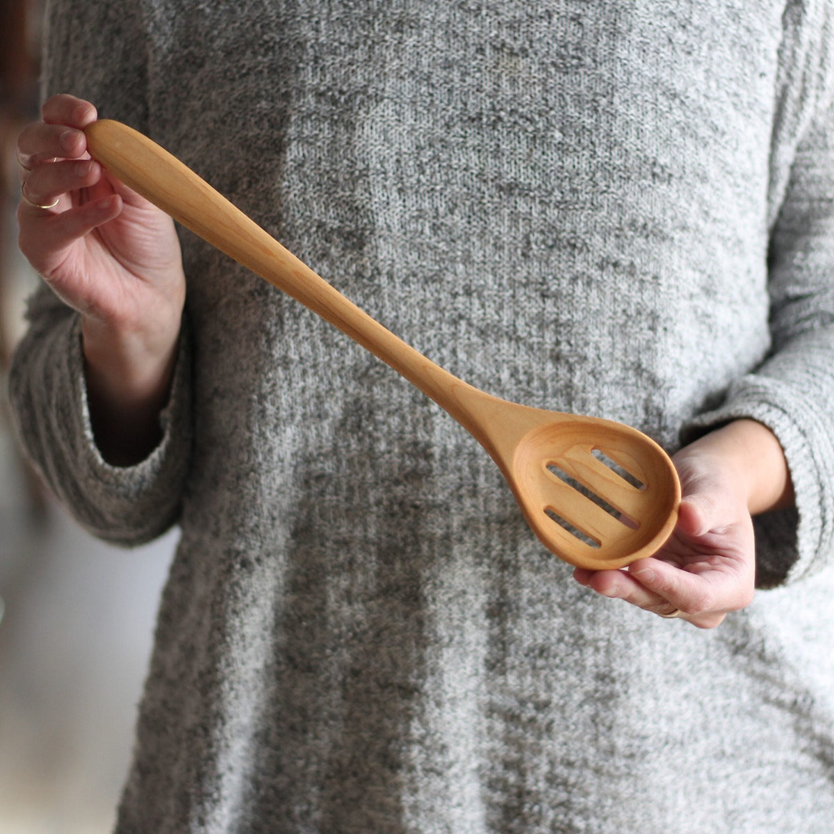 Cuillère ronde en bois faite main avec trous ou fentes