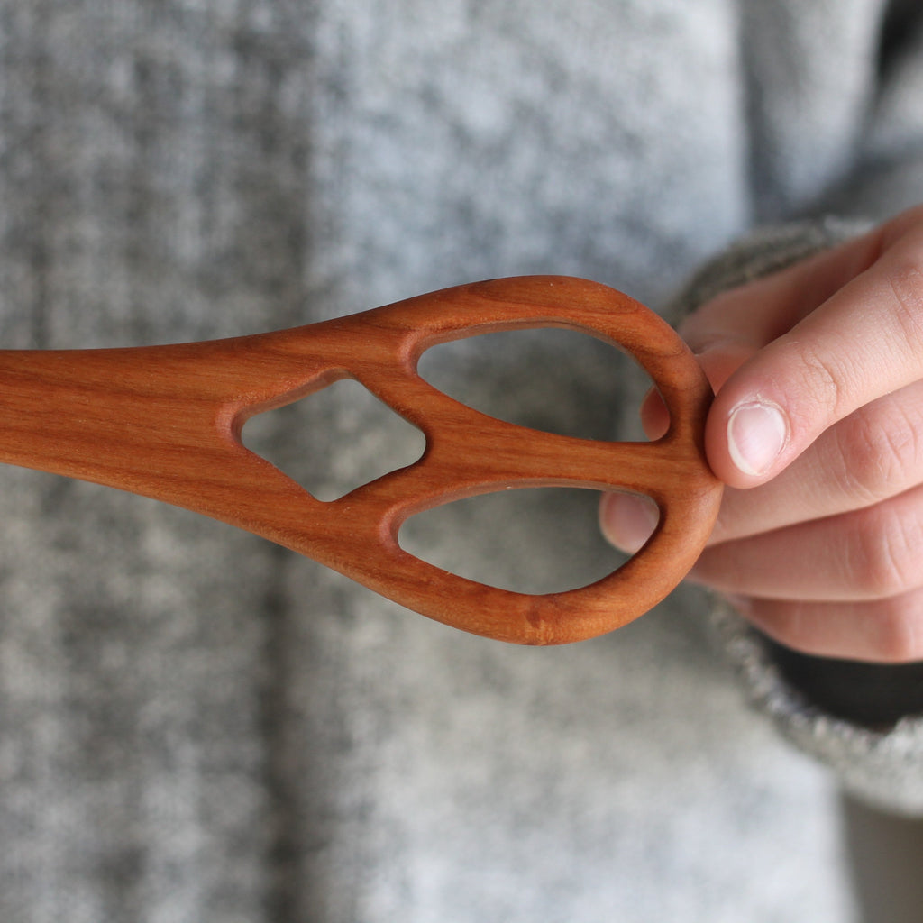 Fouet à pâte en bois de cerisier fait main