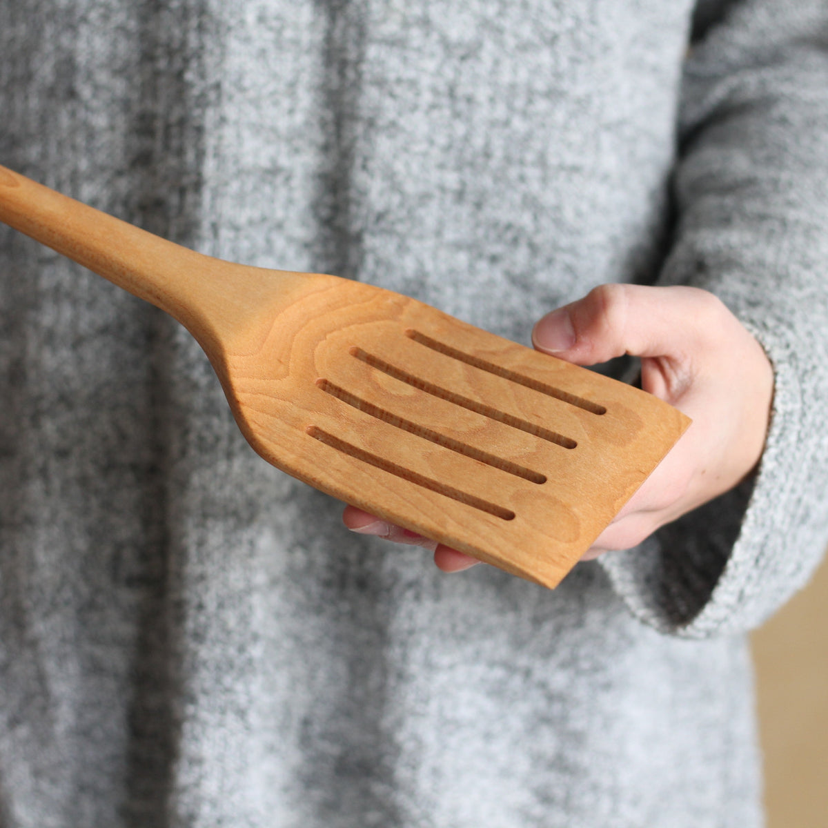 Spatule de cuisine en bois faite main ajourée grande taille