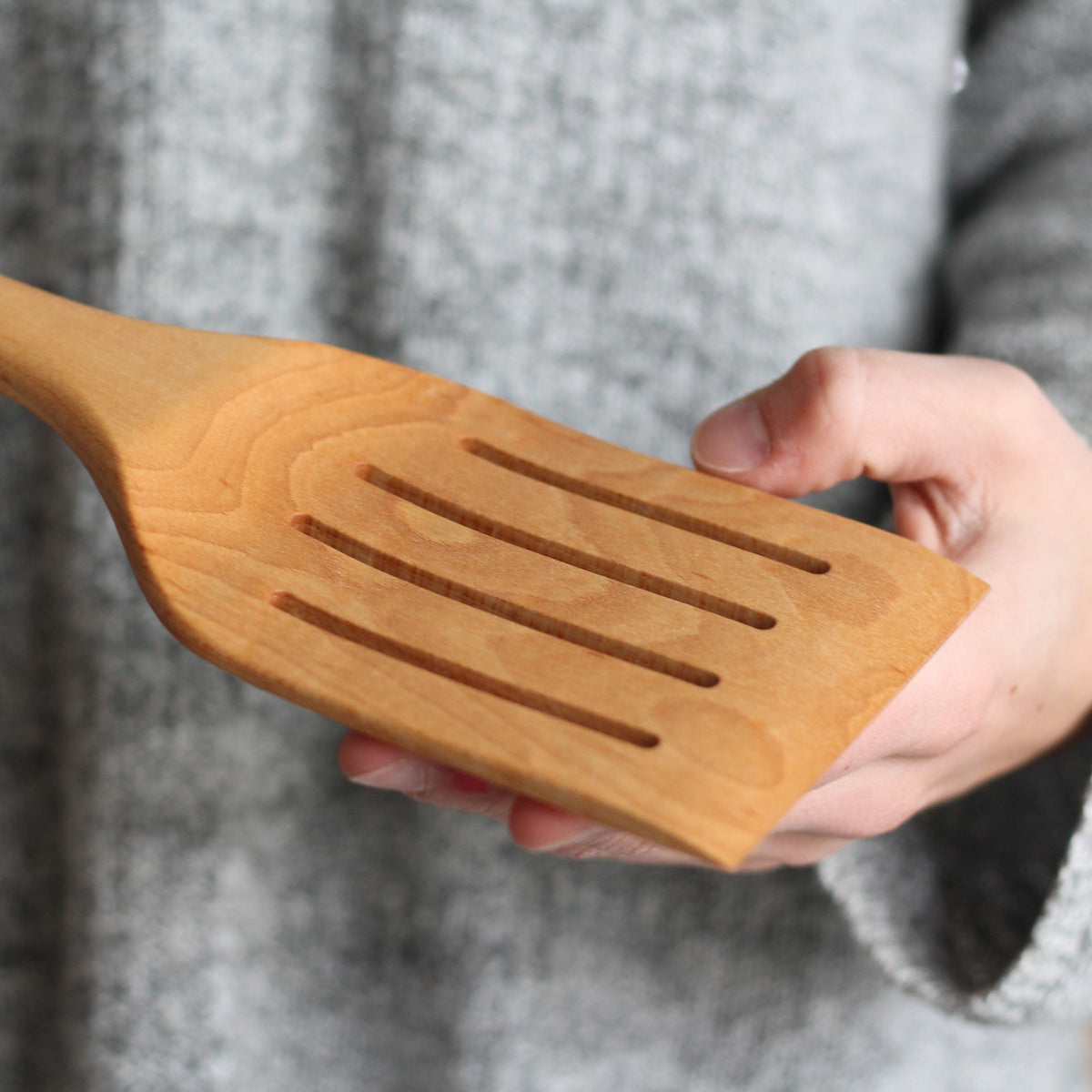 Spatule de cuisine en bois faite main ajourée grande taille