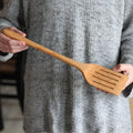 Spatule de cuisine en bois faite main ajourée grande taille