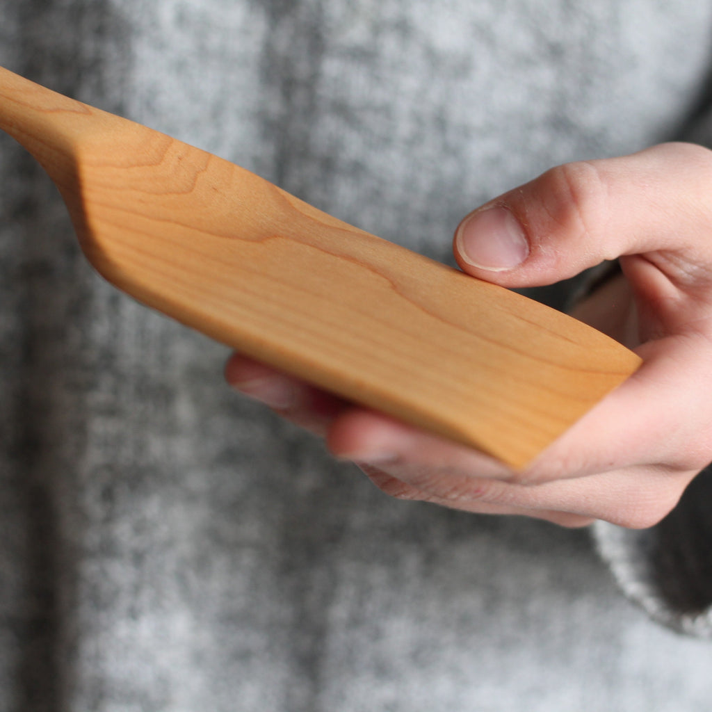 Spatule de cuisine en bois faite à la main