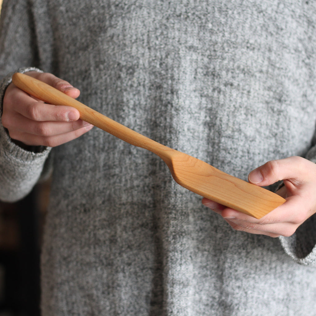 Spatule de cuisine en bois faite à la main