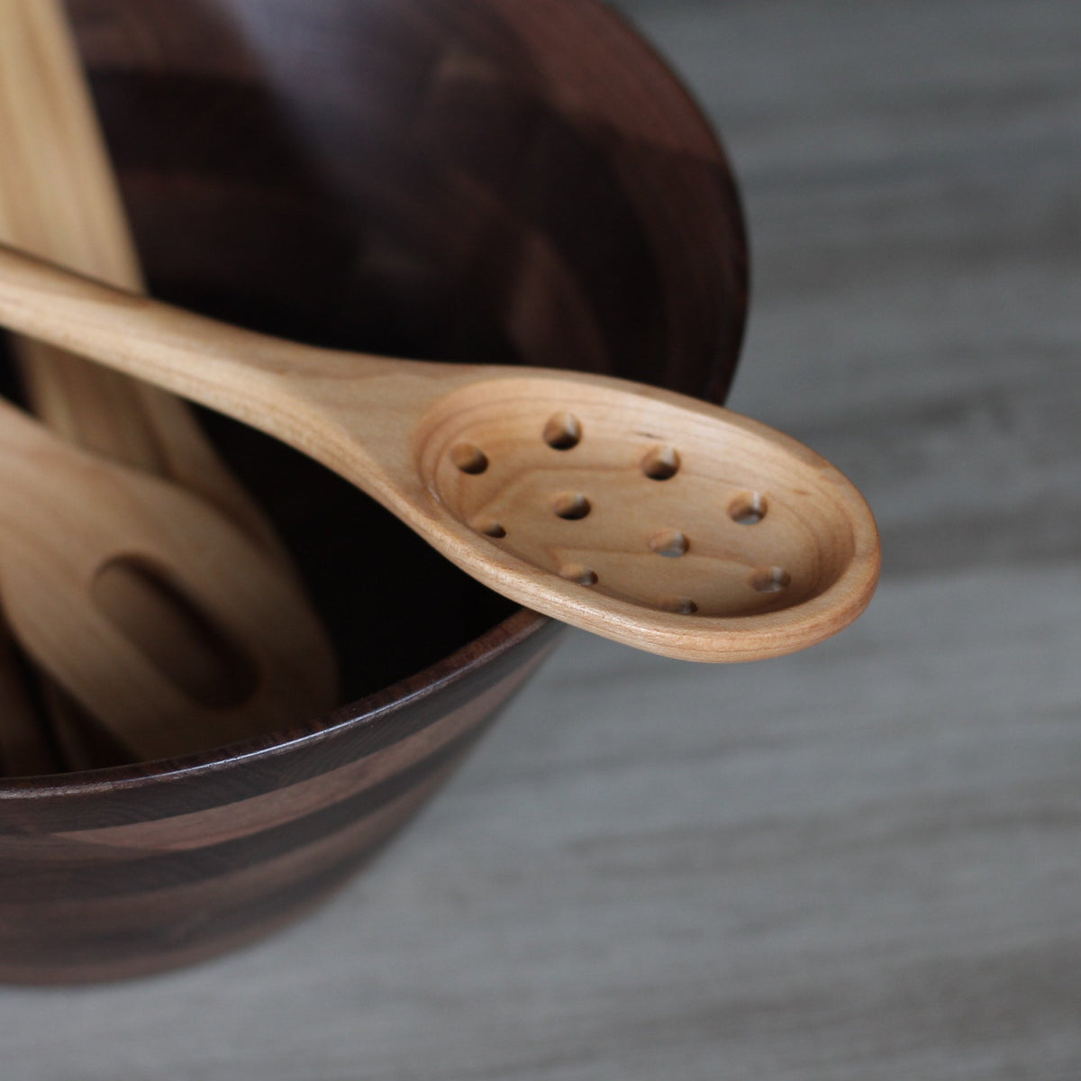 Cuillère ovale en bois faite à la main avec des trous