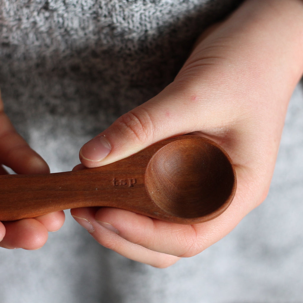 Cuillère doseuse en bois faite à la main