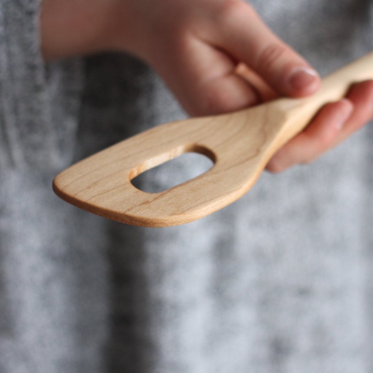 Spatule à crêpes en bois faite à la main avec trou